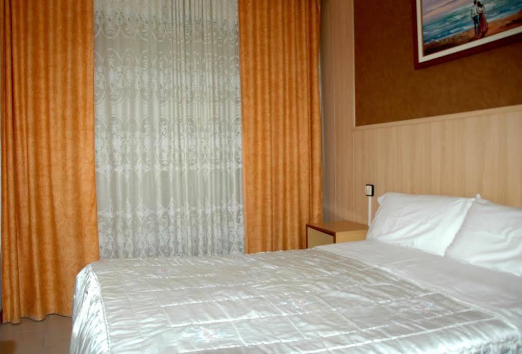 Pension Venecia Салоу Экстерьер фото