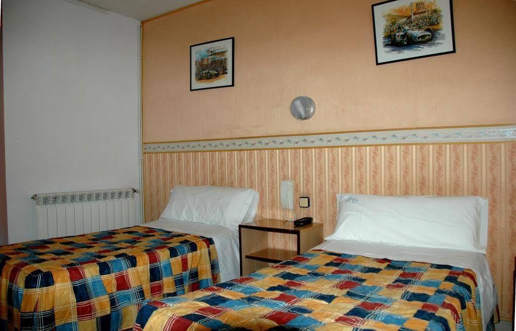 Pension Venecia Салоу Экстерьер фото