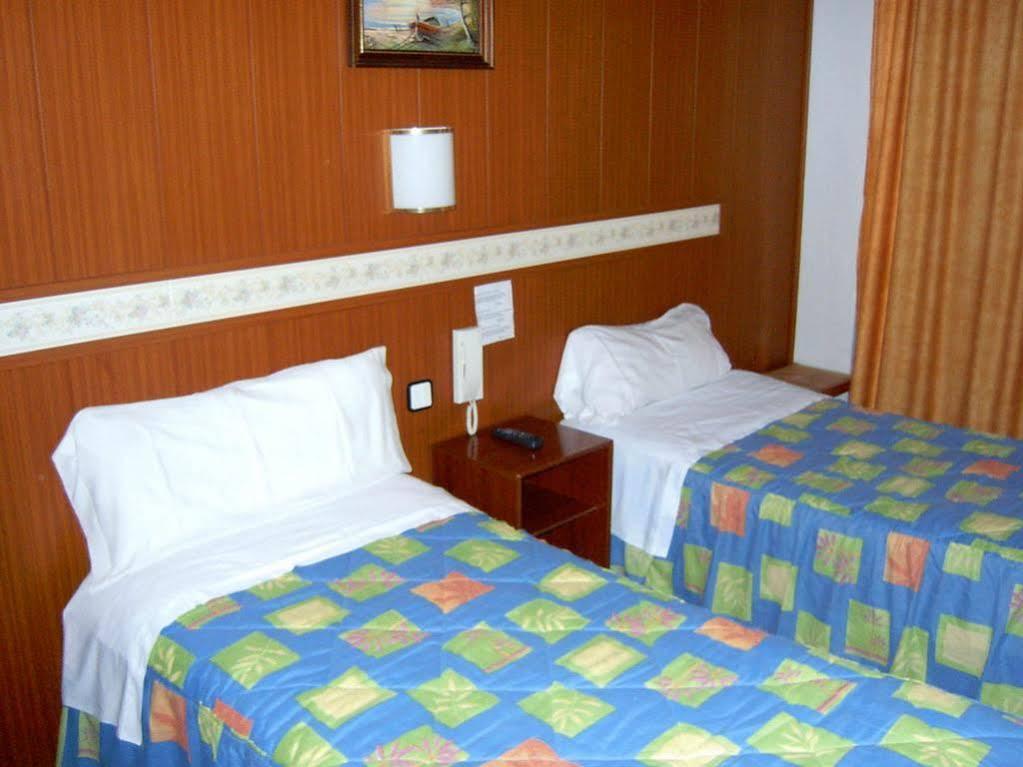 Pension Venecia Салоу Экстерьер фото