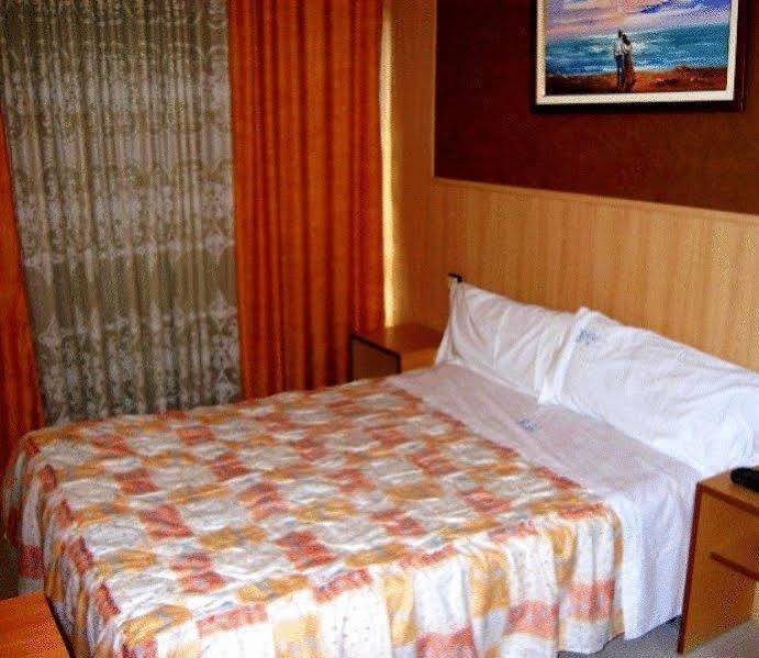 Pension Venecia Салоу Экстерьер фото