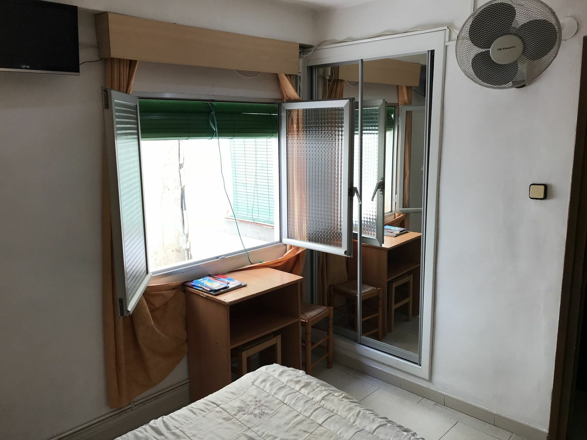 Pension Venecia Салоу Экстерьер фото
